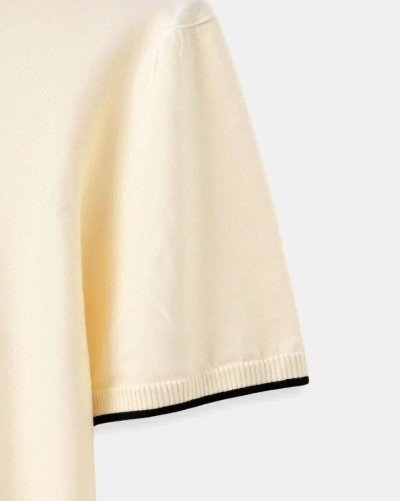 MAATPOLO IN PIQUÉ MET CONTRASTERENDE DETAILS