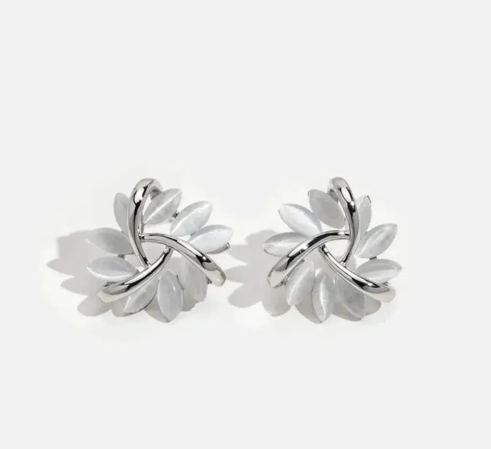 Gouden oorbellen met elegante en verfijnde opaalbloemkransen